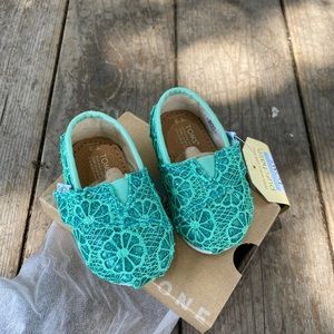 (368) Toms Classic Mint Crochet Glitter